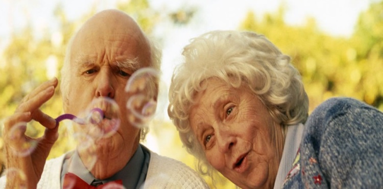 casal-de-idosos-brincando-2c97e1
